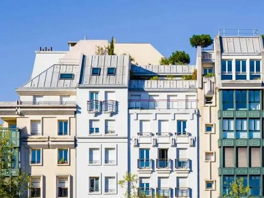 Le choix entre sci et indivision pour investir à plusieurs
