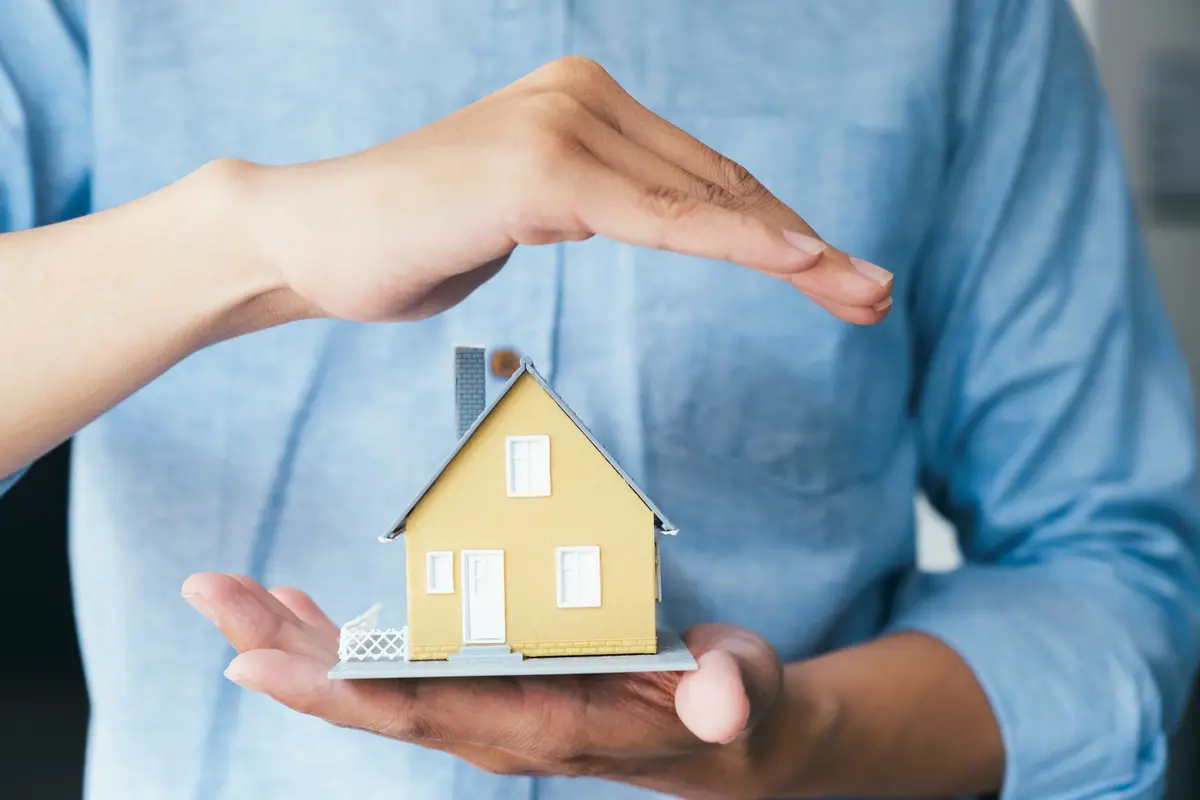 Un expatrié utilisant l'assurance pour se protéger contre les loyers impayés