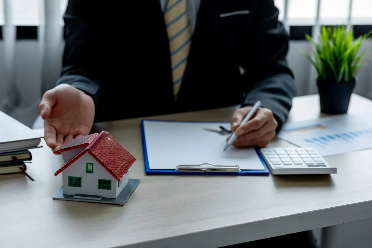 Un expert immobilier chez Myexpat donnant des solutions de courtage immobilier