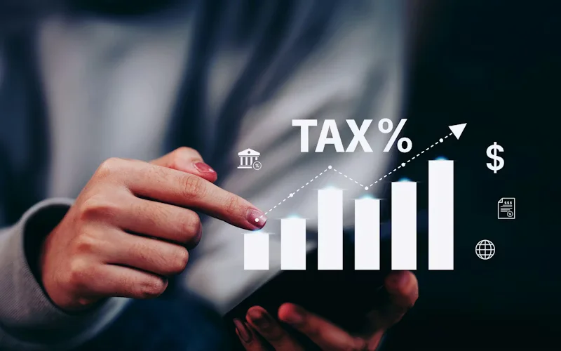 Un expatrié faisant une analyse de sa fiscalité vefa pour mieux contrôler son investissement