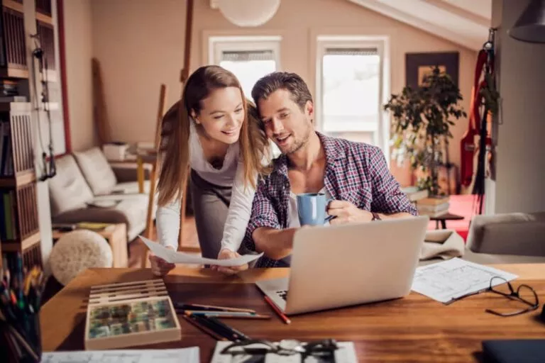 Un couple qui est en train de faire une demande de crédit immobilier