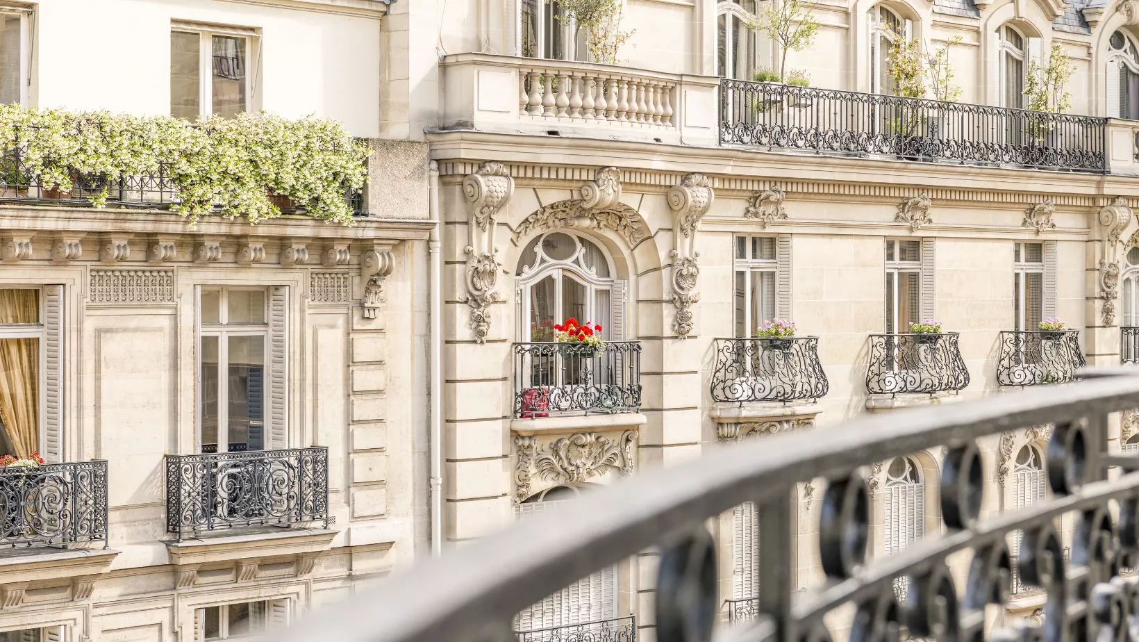 Un immeuble de rapport vu de l'extérieur, idéal pour un investissement locatif en France