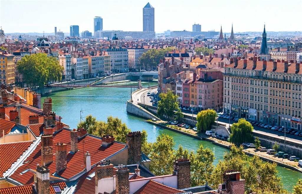 Lyon, avec une vue emblématique sur la Presqu’île et les quais de la Saône. Des toits rouge et la La Saône, qui traverse la ville