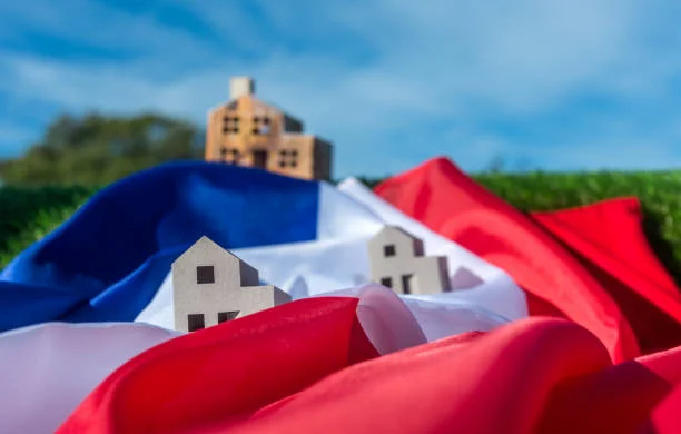 Grand plan montrant l'immobilier en France en tan que solution de placement à rentabilité élevé pour un expatrié