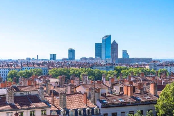 Visuel représentant la gestion simplifiée d’un appartement à Lyon à distance : suivi des loyers, entretien et relations locataires