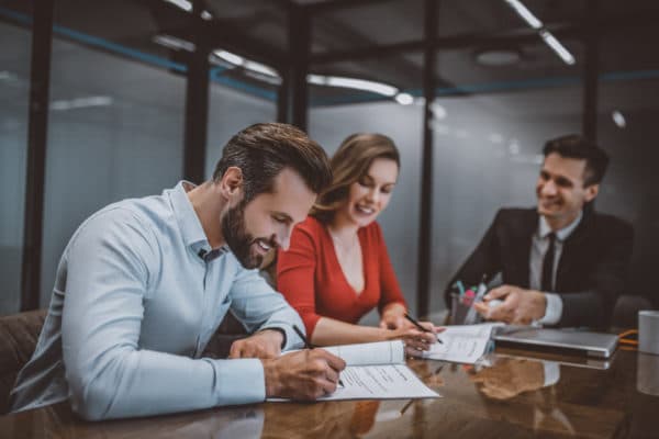 Des investisseurs en train de conclure leur investissement