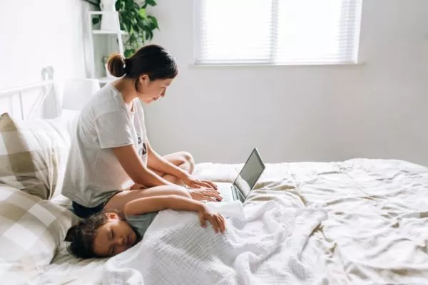 Une femme qui est en train de faire une demande de crédit immobilier