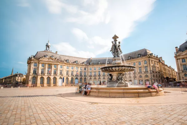 Place de la Bourse in Bordeaux: an iconic landmark showcasing the city’s architectural elegance. With its strong tourist appeal and thriving economy, Bordeaux is a prime destination for rental investment, especially in the furnished rental market.