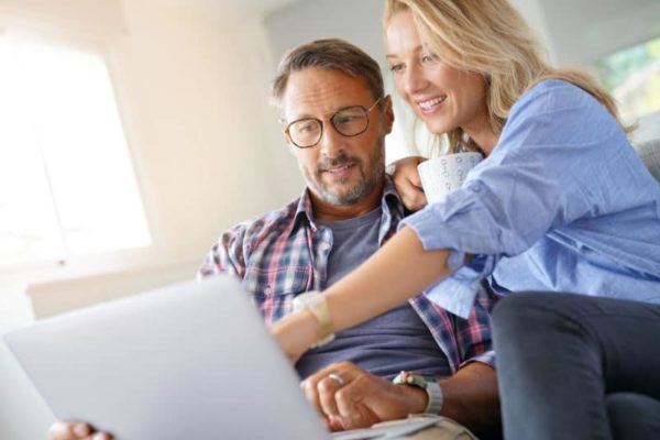 Un couple qui est en train de chercher leur premier investissement locatif