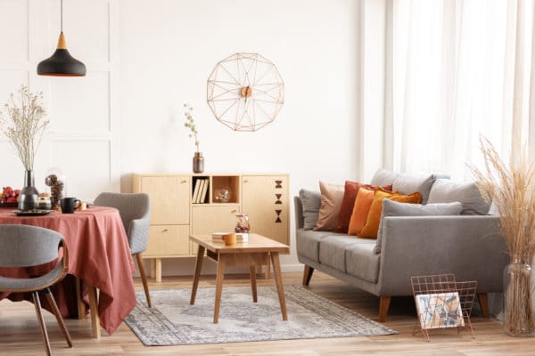 Salon moderne et lumineux, atout clé pour optimiser la rentabilité d’un investissement locatif.