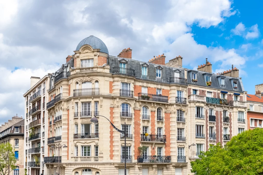 Photo d'un immeuble en France montrant son attrait pour les investisseurs qui souhaitent constituer un patrimoine