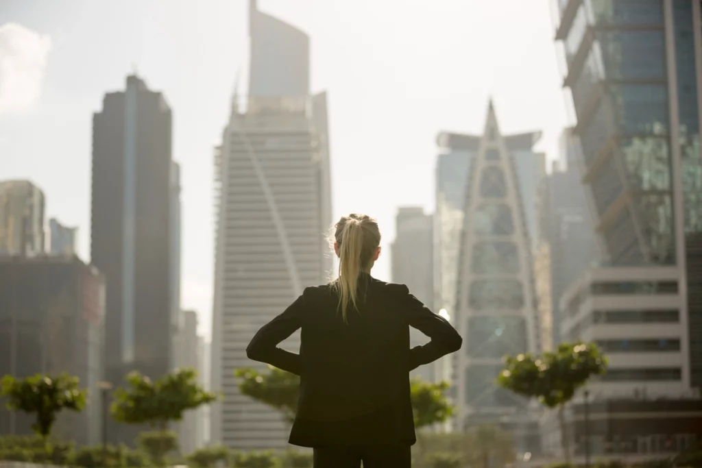 Une femme qui veut devenir rentier et qui regarde les immobiliers rentables autour d'elle