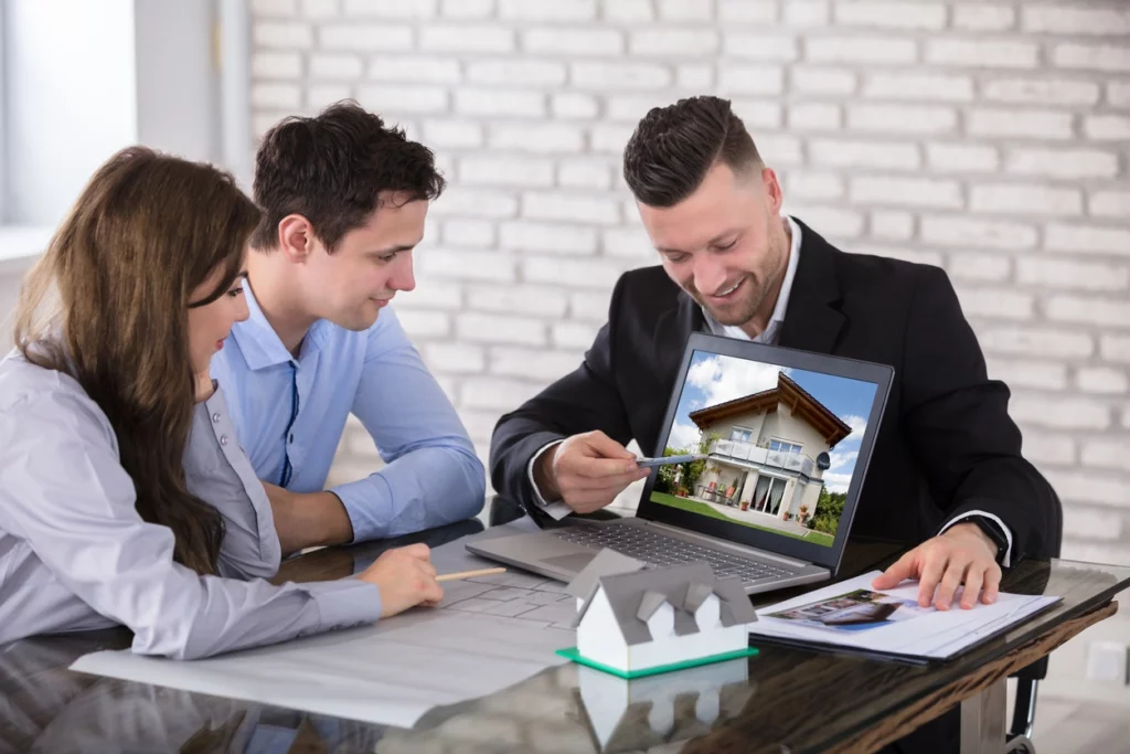 Un couple d'expatriés qui se fait conseiller par un expert d'investissement immobilier expatrié