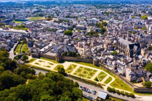 Vue panoramique du centre historique de Vannes, un secteur prisé pour l’investissement immobilier.