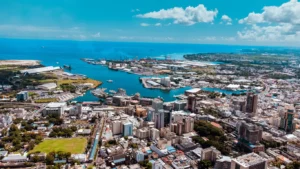 Plage paradisiaque et villas à l’Île Maurice, un cadre idyllique pour un investissement immobilier, mais avec des risques à anticiper.