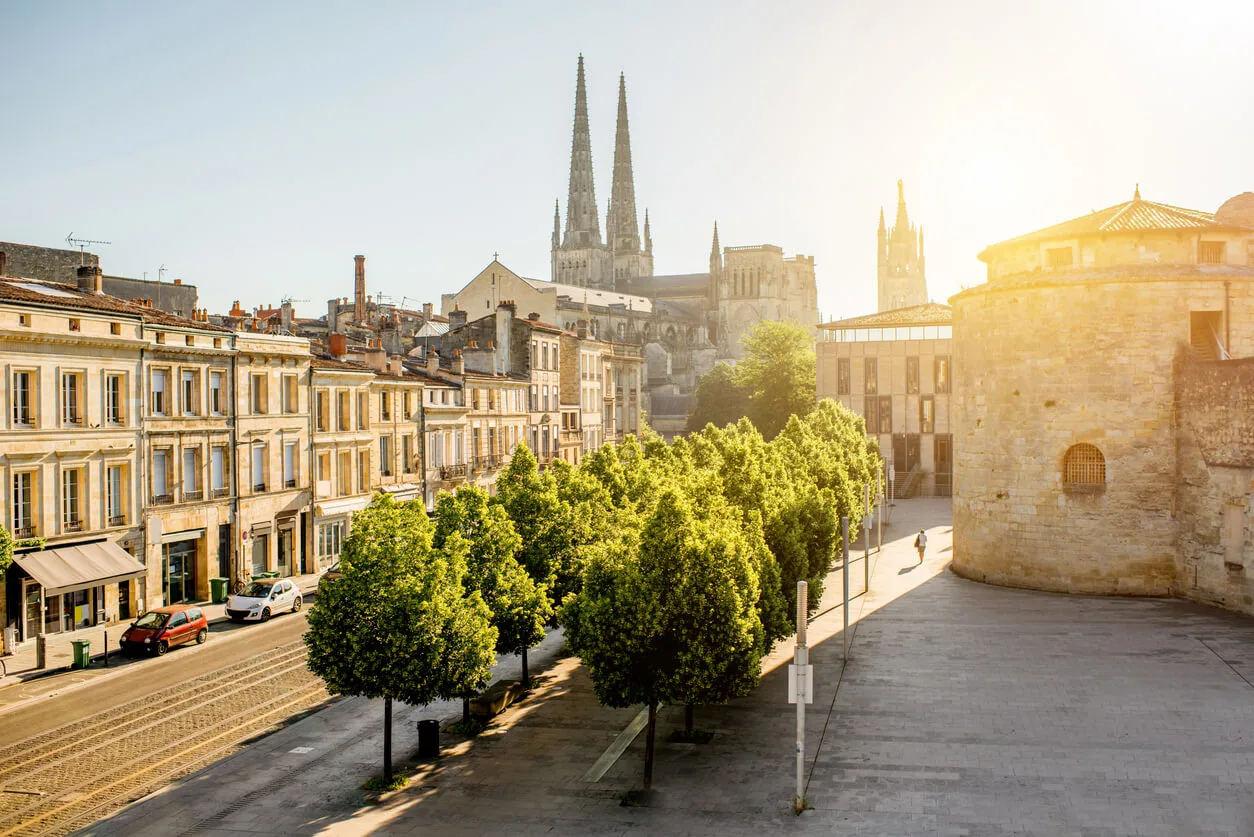Laissez-vous guider pour réaliser un investissement locatif ancien Bordeaux avec le statut d'expatrié.