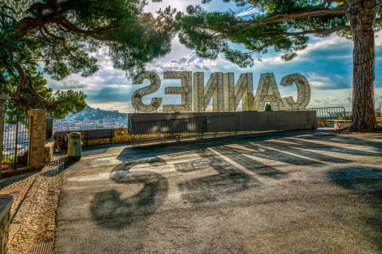 Un investissement locatif Cannes présente des avantages considérables.