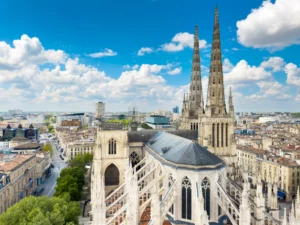 Vue aérienne de la ville de Bordeaux montrant sa beauté, qui est une des raisons attrayantes pour l'investissement locatif clé en main à Bordeaux.