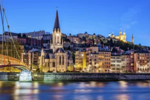 Belle vue panoramique de la ville de Lyon, une illustration époustouflante de la beauté de Lyon et son potentiel en matière d'investissement locatif.
