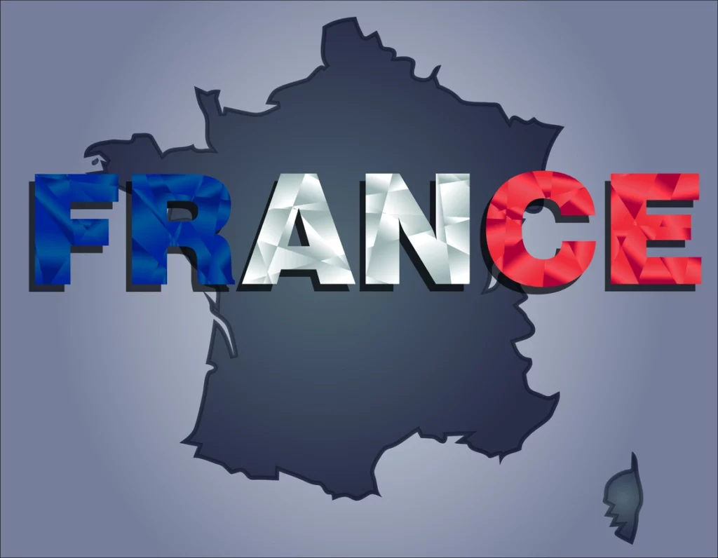 Carte de fond avec des lettres en capital marquées "FRANCE", illustrant les 60 villes à éviter pour un investissement locatif en France