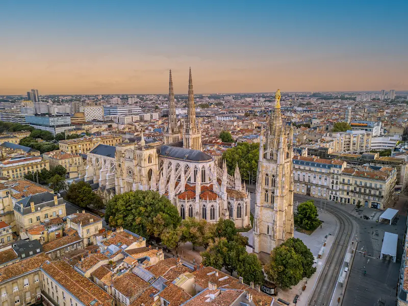 Vue aérienne de la ville de Bordeaux, montrant à quel point ses immeubles peuvent être de bons projets pour un achat investissement locatif à Bordeaux.