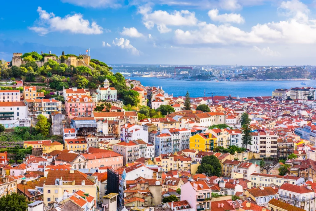 Vue panoramique de Lisbonne au coucher du soleil, incitant les investisseurs à se demander s'il faut investir au Portugal aujourd’hui ?