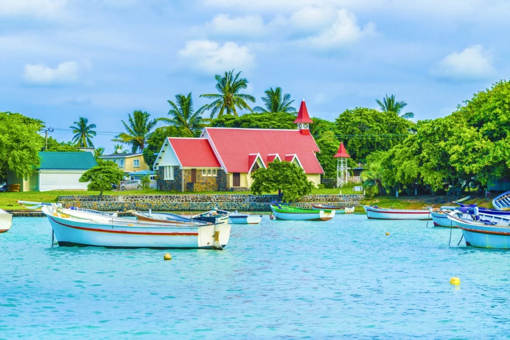 Villa contemporaine à Grand Baie, Île Maurice, avec piscine privée, jardin paysagé et vue sur l’océan, idéale pour un investissement immobilier haut de gamme à l’étranger.