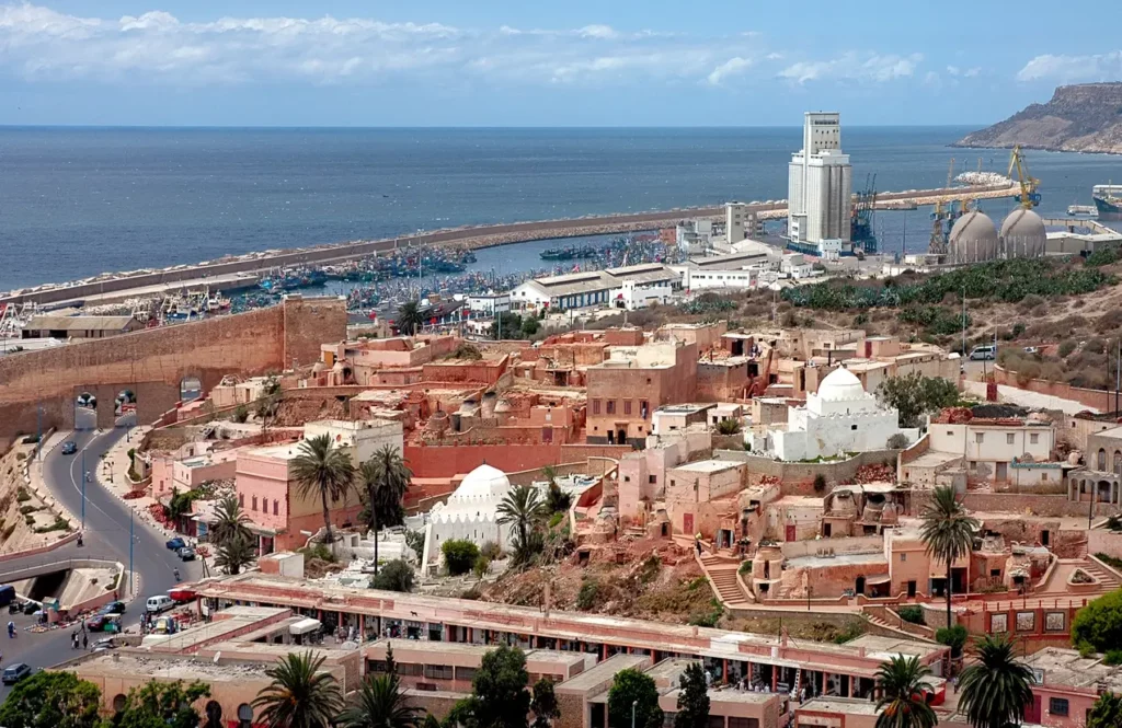 Vue aérienne de Marrakech avec ses riads et maisons traditionnelles, investir au Maroc pour un Français.
