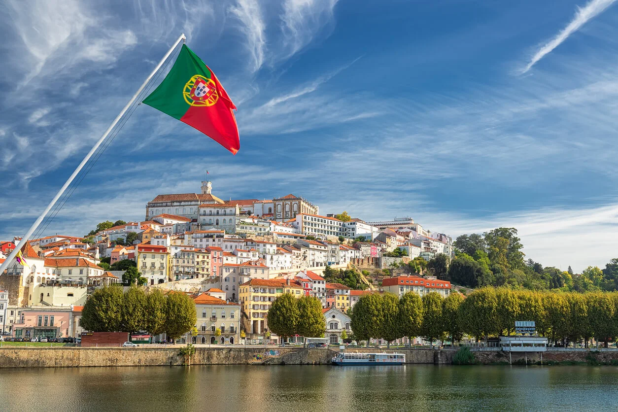 Vue de Coimbra au Portugal, entre patrimoine et investissement locatif attractif.