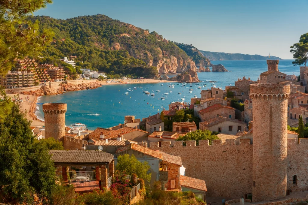 Vue panoramique d’un appartement en bord de mer pour investir en Espagne Costa Brava