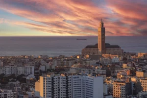 Vue recadrée sur la ville de Casablanca au Maroc, incitant les Français à investir depuis la France.