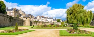 Vue panoramique d'une de la ville de Vannes, montrant une section sur les quartiers étudiants, idéaux pour un investissement locatif étudiant à Vannes.