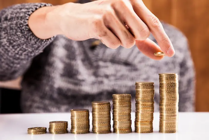 Un investisseur consulte un agent immobilier pour savoir où acheter pour investissement locatif à Vannes, en comparant les rendements par quartier.