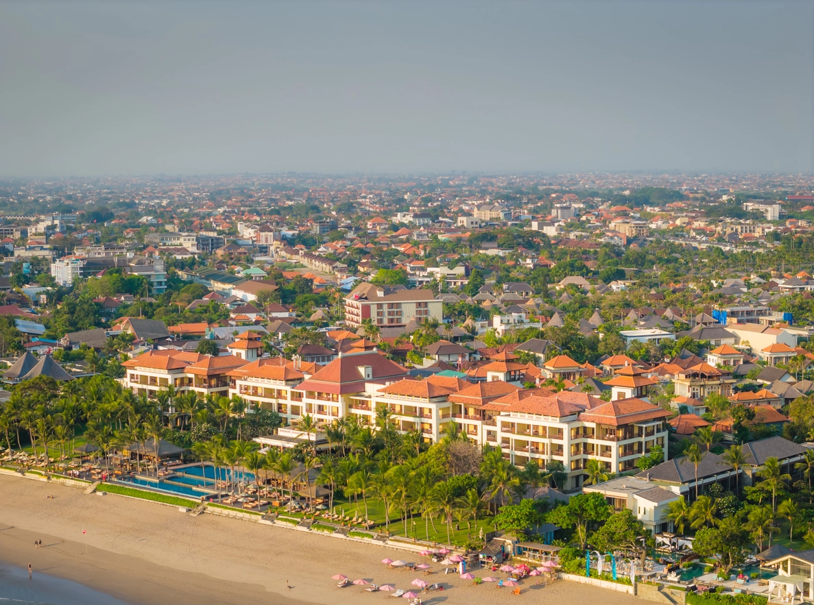 Aperçu d'une villa Bali 80 000 euros avec espace de vie lumineux, piscine privée et vue dégagée sur les rizières.