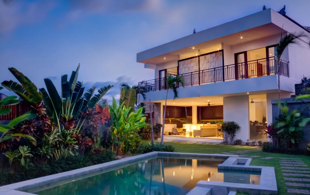 Vue panoramique d'une villa pas cher à Bali avec jardin et piscine privée