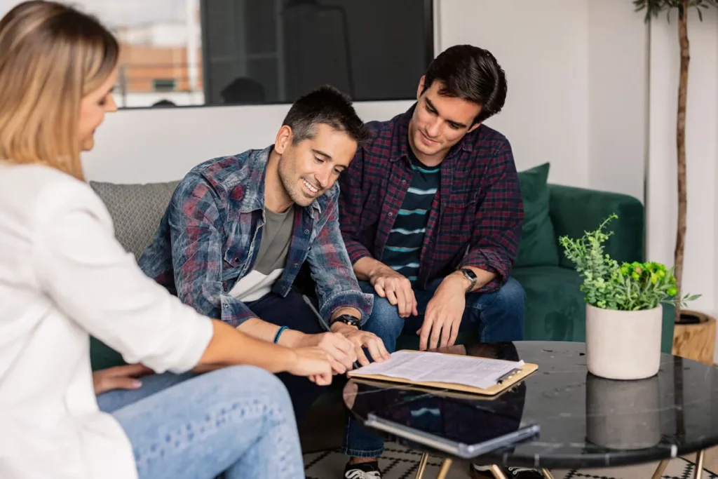 Un professionnel expert en fiscalité immobilière guide un expatrié non-résident lors d’un entretien personnalisé. L’échange porte sur l’optimisation des revenus locatifs et la compréhension des obligations fiscales en France, pour sécuriser l’investissement et éviter les erreurs coûteuses.