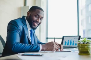 Photo d’un homme tenant un formulaire de déclaration d’impôt luxembourgeois posé sur un bureau, illustrant les démarches fiscales à suivre pour un expatrié.