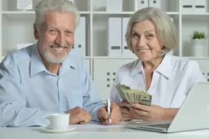 Un retraité expatrié vérifie ses déclarations fiscales en ligne, illustrant l’importance de bien comprendre la fiscalité des pensions à l’étranger.
