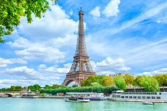 Vue aérienne de Paris avec un marquage sur les quartiers rentables pour investir depuis l’étranger