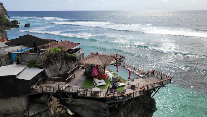 Coucher de soleil sur la falaise d’Uluwatu, un cadre prisé par les investisseurs