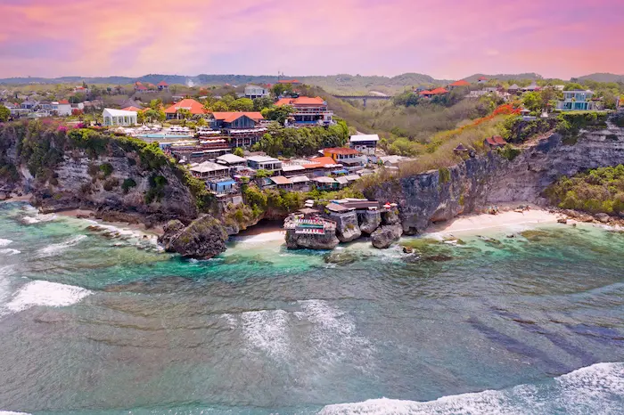 Vue panoramique sur une villa de luxe à Uluwatu, parfaite pour investir à Bali