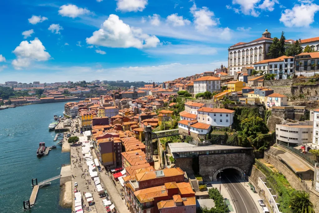 Une vue aérienne des beaux quartiers du Portugal et qui reflètent les avantages d'investir au Portugal