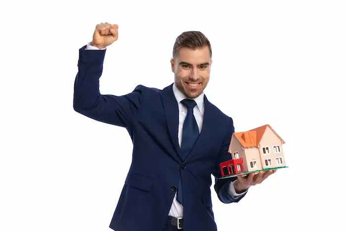 Photo d'un expatrié étudiant les prix de l'immobilier et les rendements locatifs en Chine, cherchant à maximiser ses profits grâce à un investissement immobilier intelligent dans ce pays.