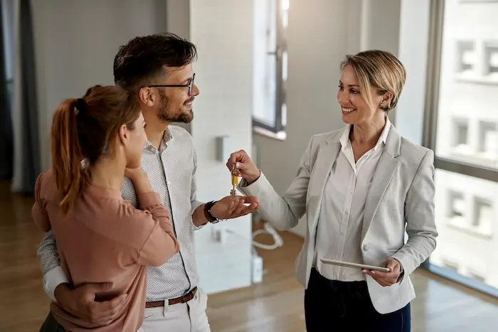 Image d'un expatrié discutant avec un conseiller immobilier international sur les meilleures options d'investissement immobilier à l'étranger, cherchant à maximiser son retour sur investissement.