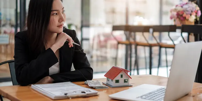 Une femme expatrié qui veut investir dans l'immobilier locatif expatrié