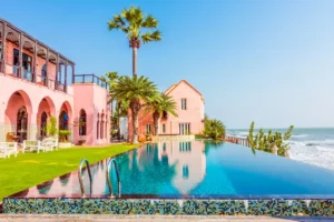 Vue extérieure d’une villa à Dubai prête à la location longue durée