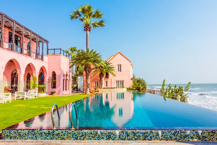 Vue extérieure d’une villa à Dubai prête à la location longue durée