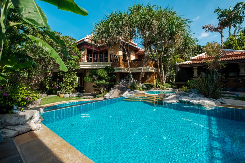 Moment convivial dans le jardin d’une villa à Bali, parfait pour les familles qui privilégient espace et disponibilité d’activités en plein air.