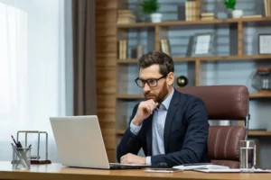 Image représentant un investisseur expatrié confronté à la gestion complexe de sa résidence fiscale et des conventions fiscales internationales.