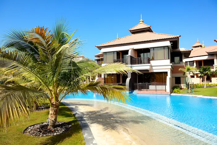 Une belle villa à dubaï avec piscine qui ferait un bon placement locatif pour les investisseurs expatriés.